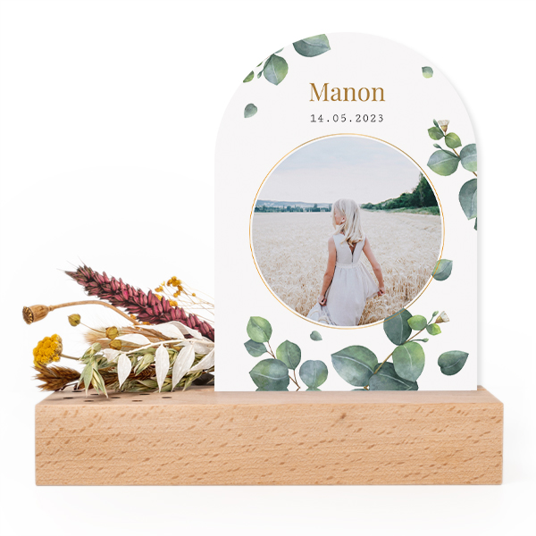Wooden block with dried flowers and arched forex card