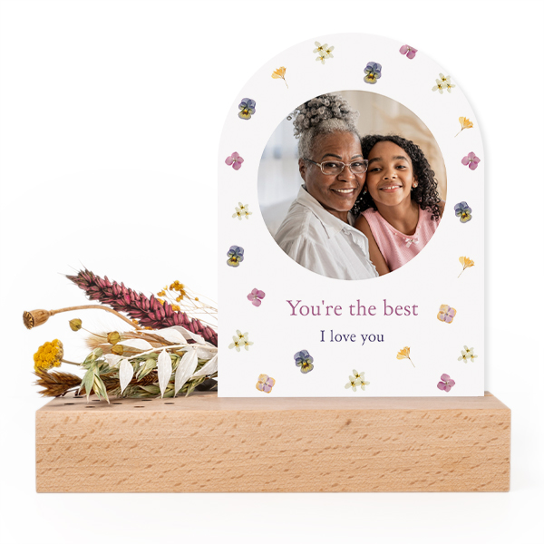 Wooden block with dried flowers and arched forex card