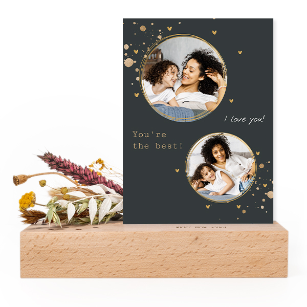Droogbloemen in houten fotohouder met forex kaart