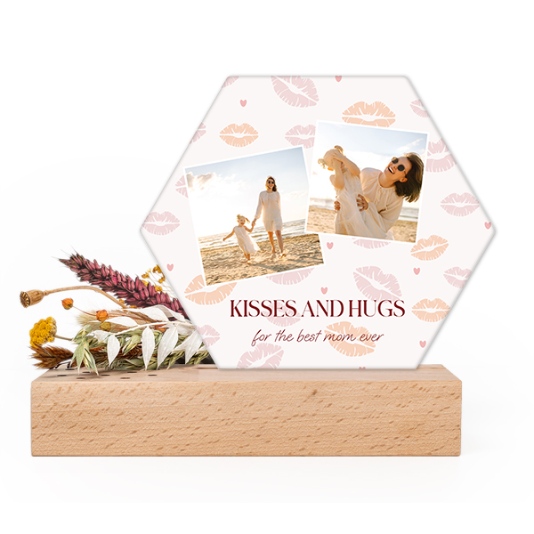 Wooden block with dried flowers and hexagonal forex card