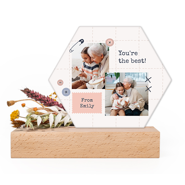 Wooden block with dried flowers and hexagonal forex card