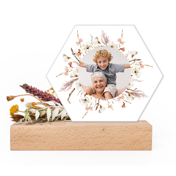 Wooden block with dried flowers and hexagonal forex card