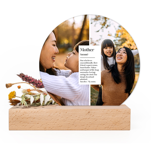 Wooden block with dried flowers and round forex card