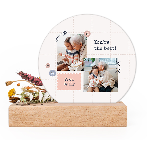Wooden block with dried flowers and round forex card