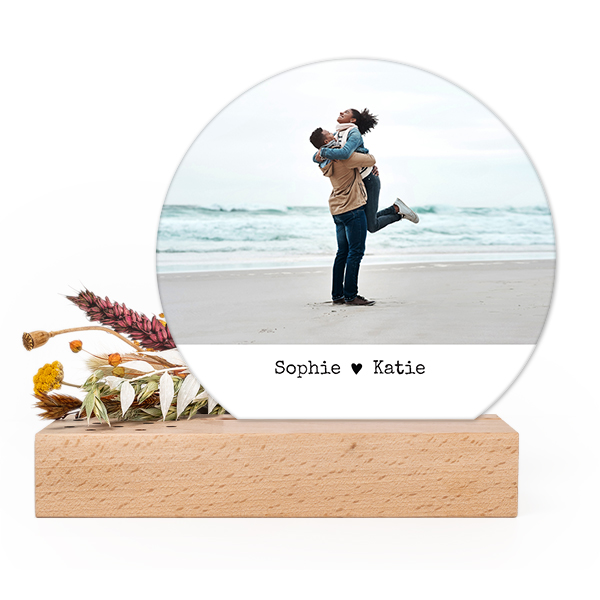 Wooden block with dried flowers and round forex card