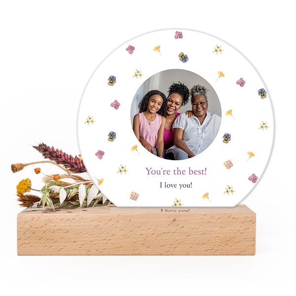 Wooden block with print, dried flowers and rounded forex card