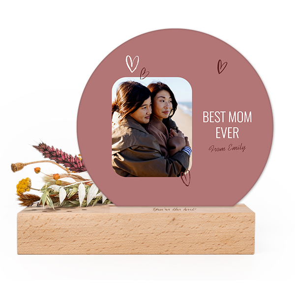 Wooden block with print, dried flowers and rounded forex card