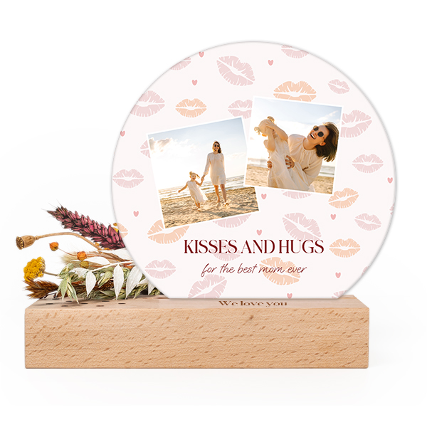 Wooden block with print, dried flowers and rounded forex card