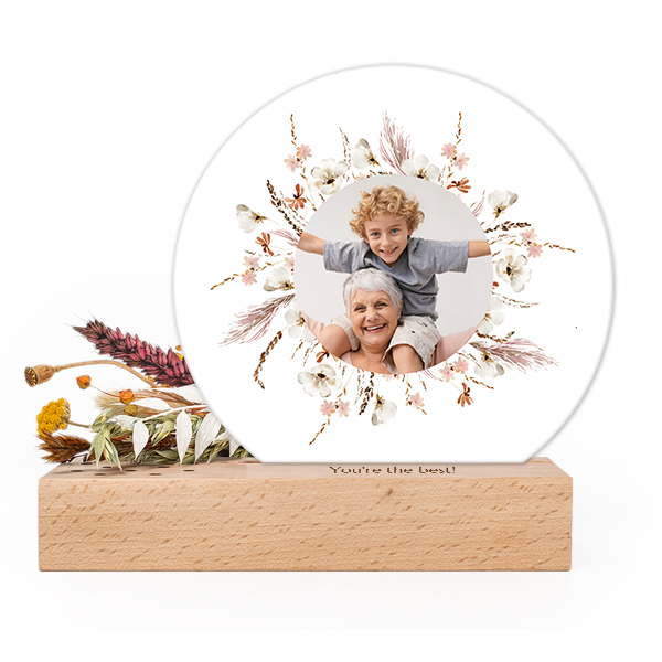 Wooden block with print, dried flowers and rounded forex card