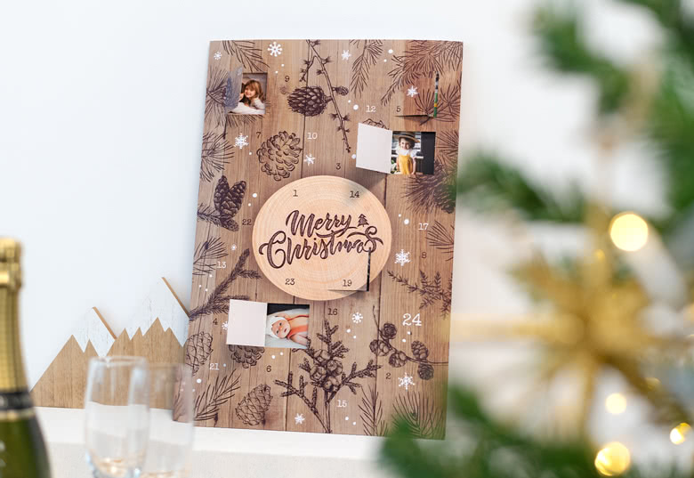 Personalisierter Foto-Adventskalender mit rustikalem Holzdesign, Kiefernzapfen- und Zweigillustrationen sowie anpassbaren Fotofenstern.