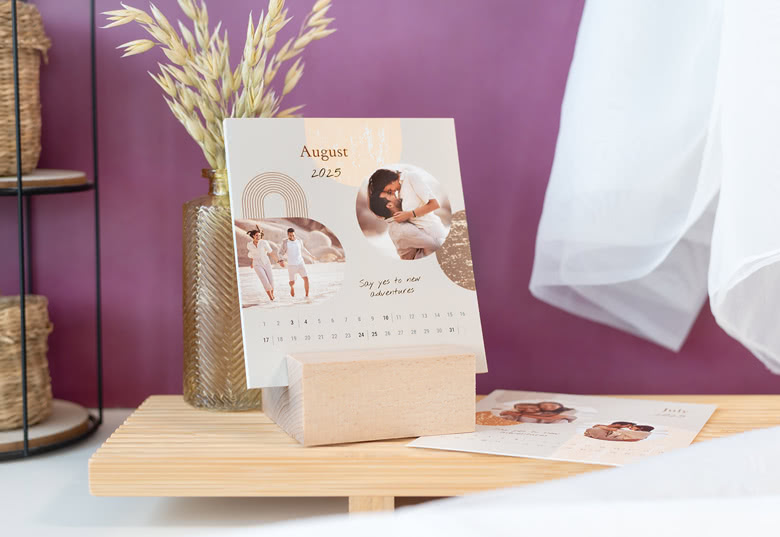 Kalender im Holzaufsteller mit Fotos personalisiert