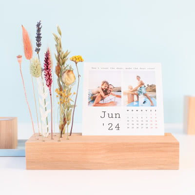 Kalender im Holzaufsteller mit Trockenblumen