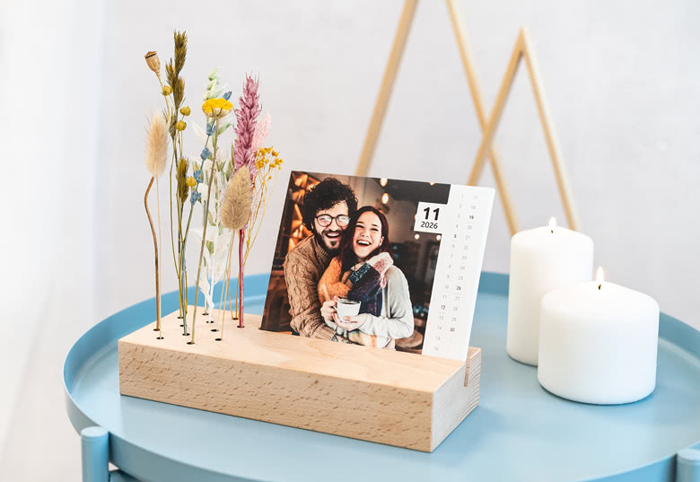Kalender im Holzaufsteller mit Trockenblumen und Fotos personalisiert