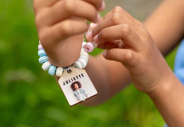 Candy necklace with engraved wooden label - set of 12