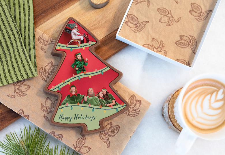 Chocolat en forme de sapin de Noël avec un design photo personnalisé et texte "Happy Holidays", avec un thème festif rouge et vert.