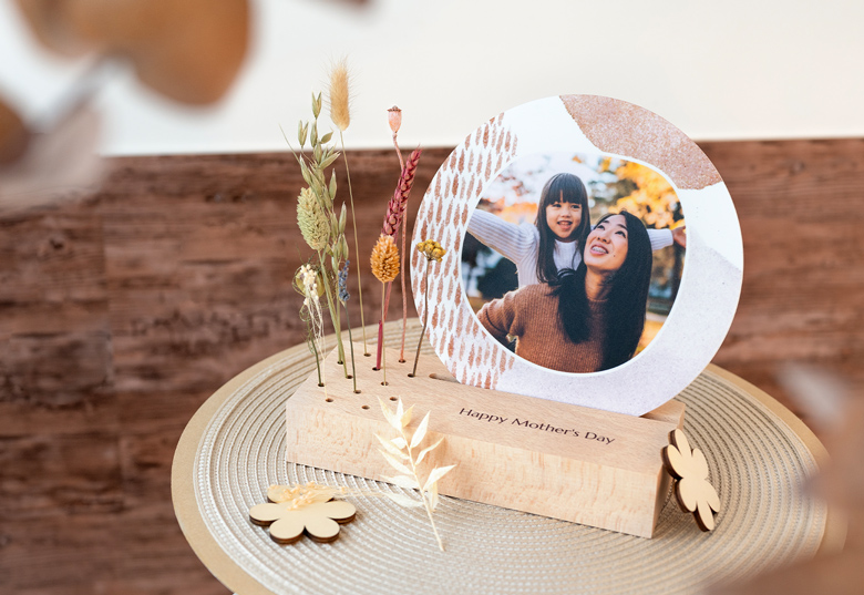 Wooden block with dried flowers and forex card