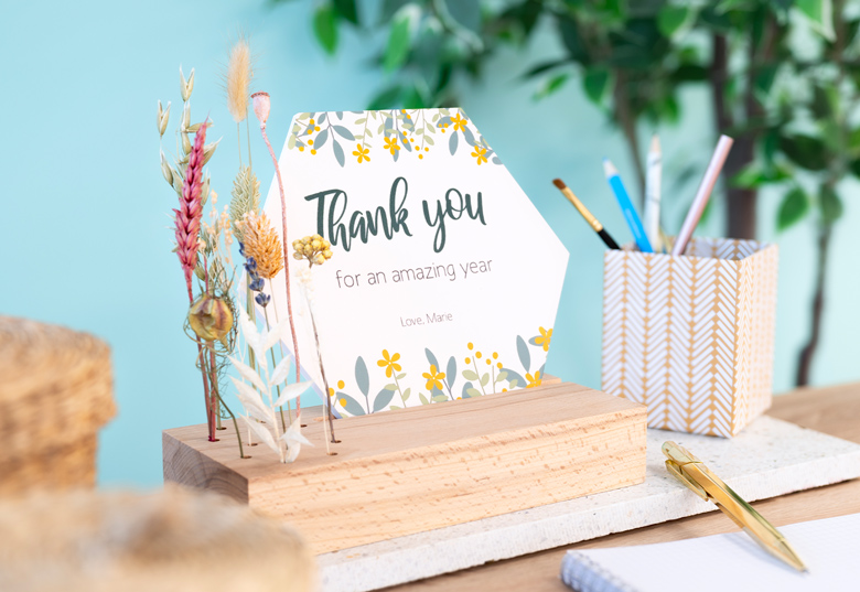 Wooden block with dried flowers and forex card