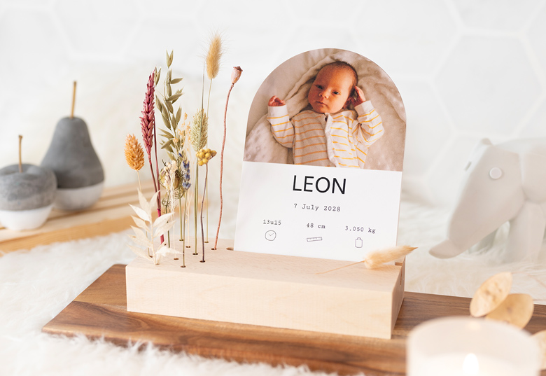 Wooden block with dried flowers and forex card