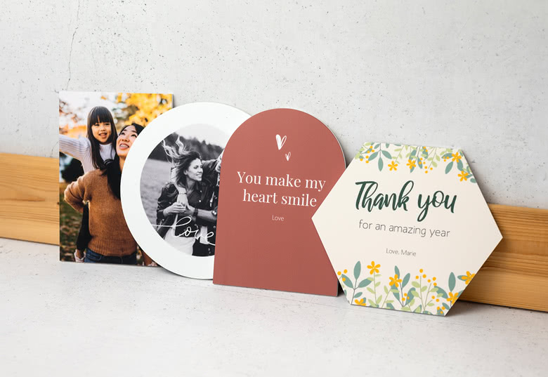 Personlig fotokort med en farverig abstrakt baggrund, med et billede af et par og teksten "You mean the world to me".