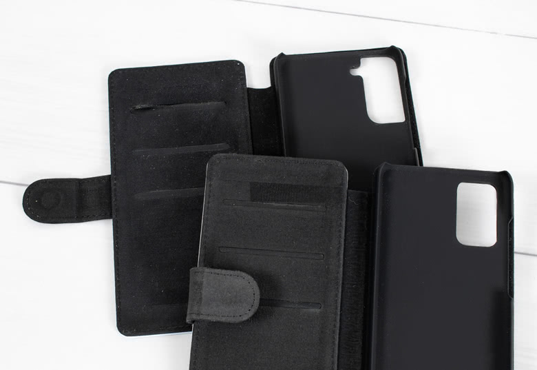 Coques portefeuille Samsung noires avec emplacements pour cartes, toutes deux ouvertes.