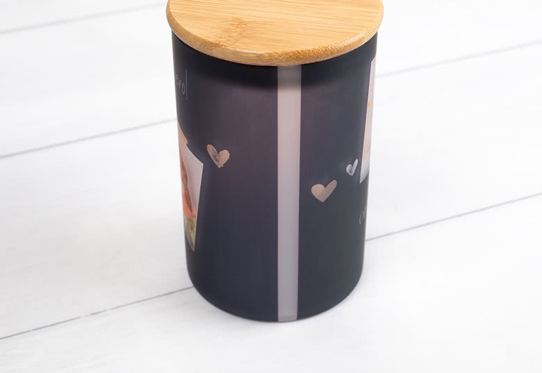 Gepersonaliseerde voorraadpot met een donker exterieur, aangepaste fotoprint, hartmotieven en een houten deksel.