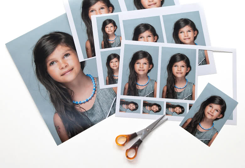 U krijgt vier bladen met dezelfde foto in verschillende formaten die u zelf kunt uitsnijden.