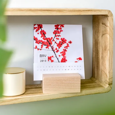 Kalender in designhouder Staand