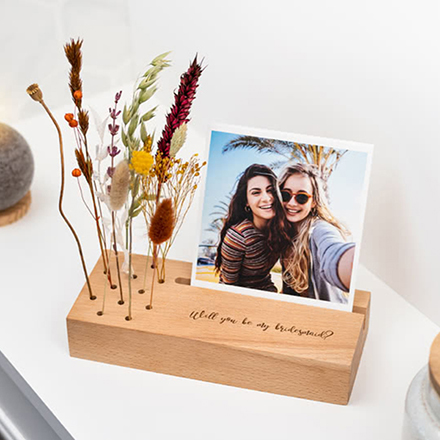 Vierkante fotoafdrukken in gegraveerde houten blok met droogbloemen